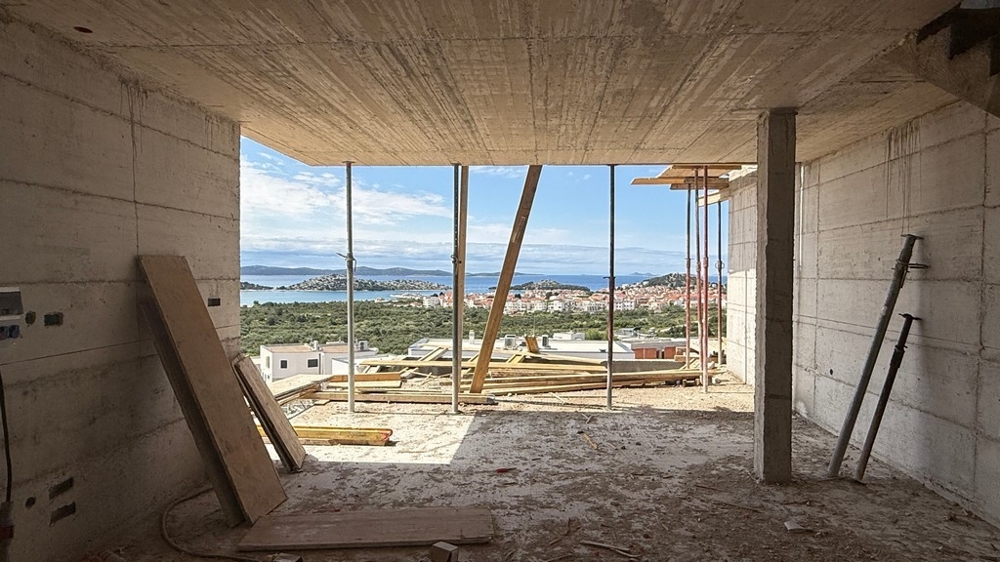Grande baie vitrée en gros œuvre avec vue mer en Croatie