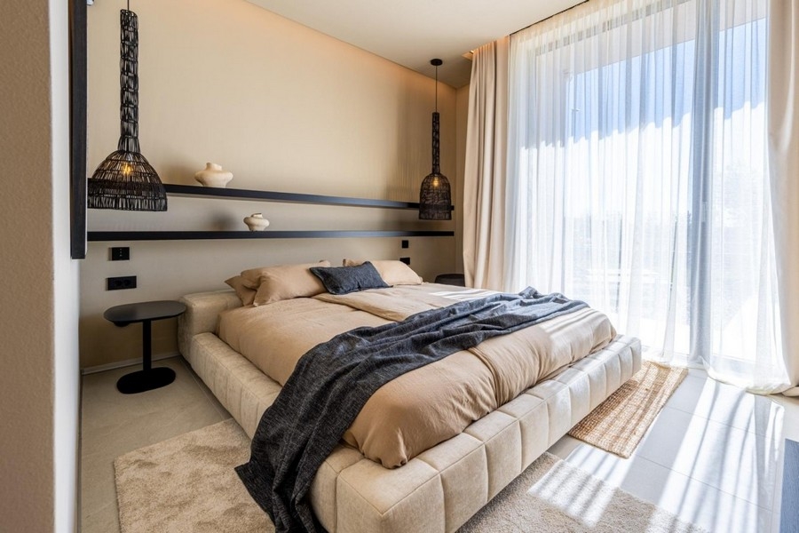 Chambre avec lit double et fenêtres à hauteur d'étage
