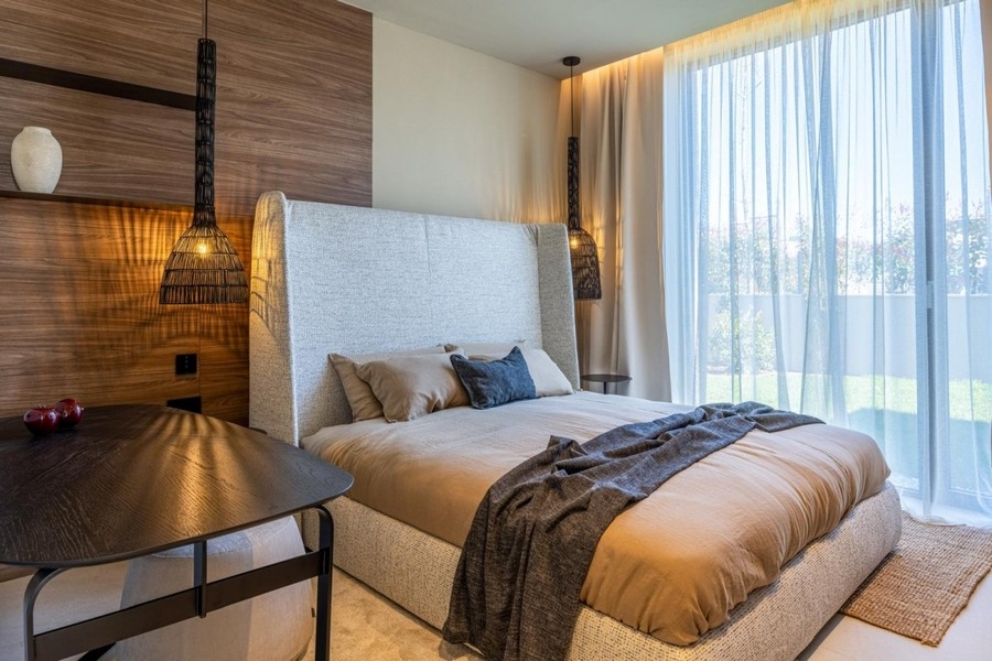 Chambre avec lit capitonné et mur en bois en Croatie