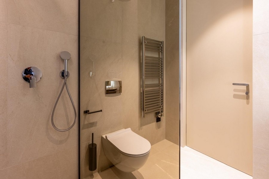 Salle de bains avec douche, WC et sèche-serviettes