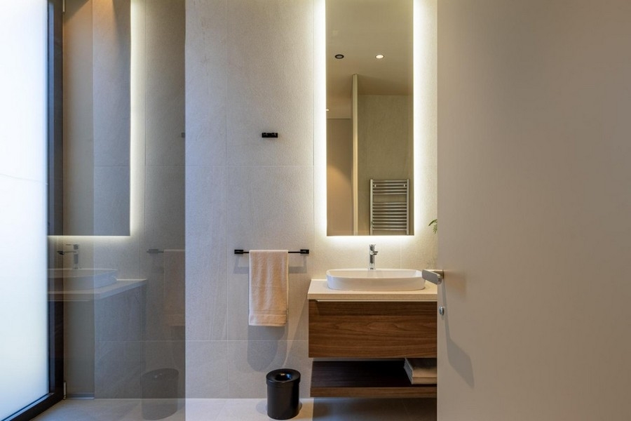 Meuble vasque avec miroir éclairé dans la salle de bains
