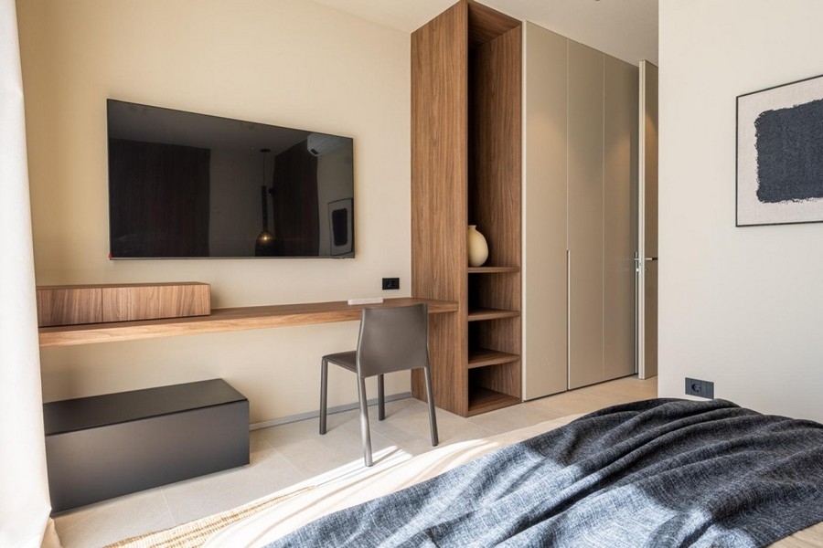 Chambre avec bureau, télévision et placard intégré