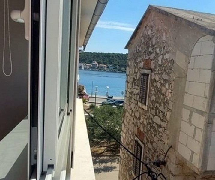 Vue sur la mer depuis la maison en pierre à Tisno