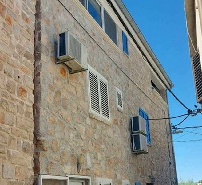 Façade en pierre de la maison à Tisno Croatie