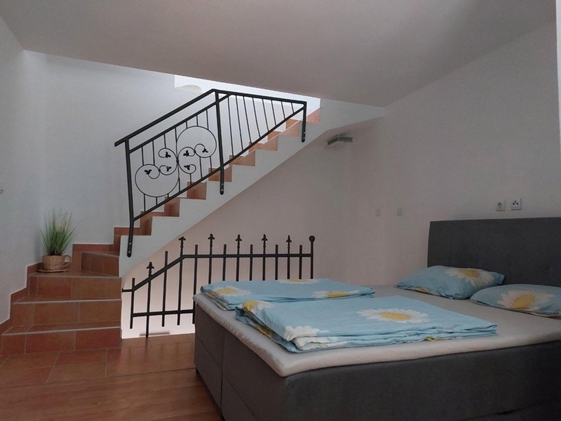 Chambre avec lit double et escalier