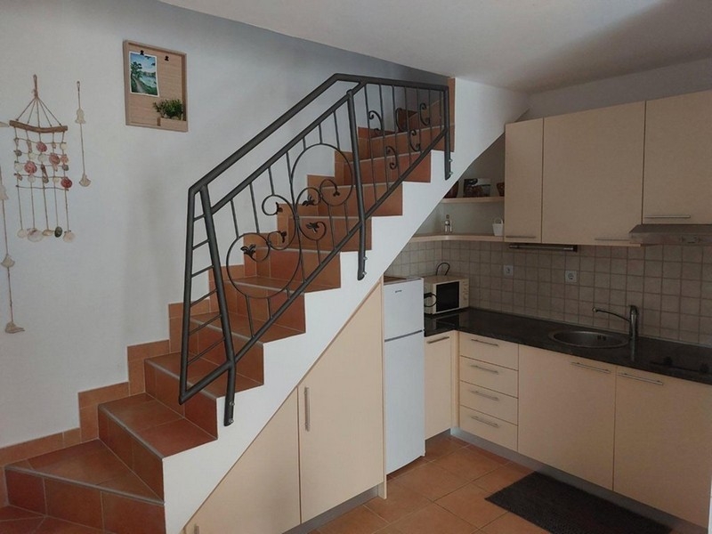 Cuisine avec montée d'escalier