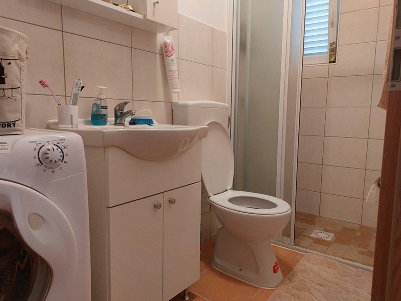 Salle de bains avec douche