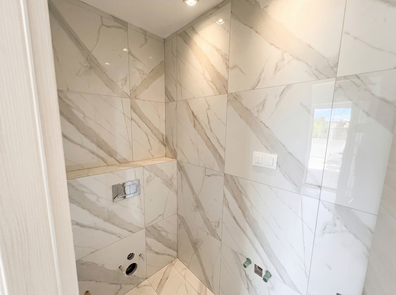 Salle de bains avec carreaux de marbre