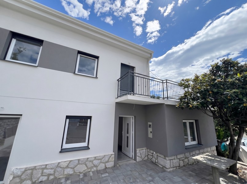 Vue extérieure de la maison avec balcon