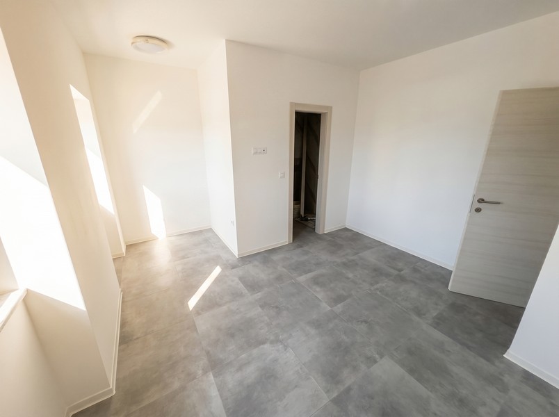 Pièce lumineuse avec sol carrelé