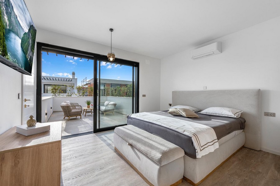 Chambre avec accès à la terrasse.