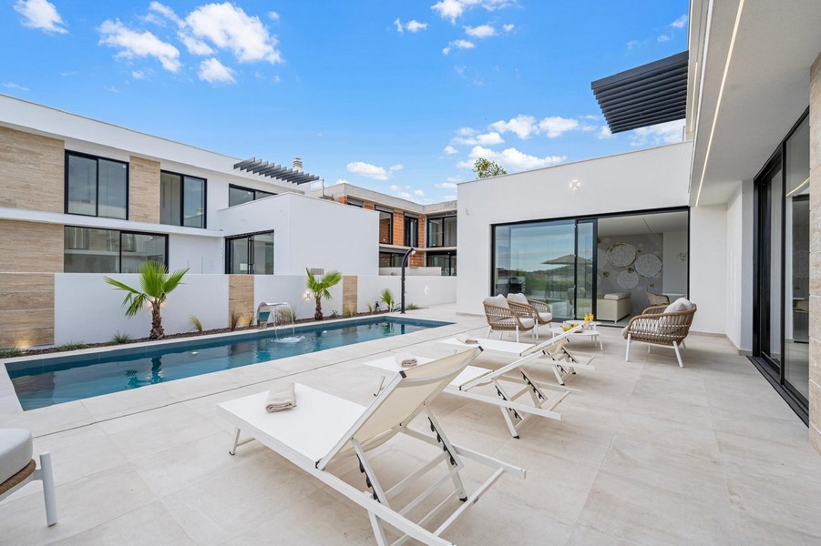 Piscine et espace extérieur de la villa H4073 en Croatie.