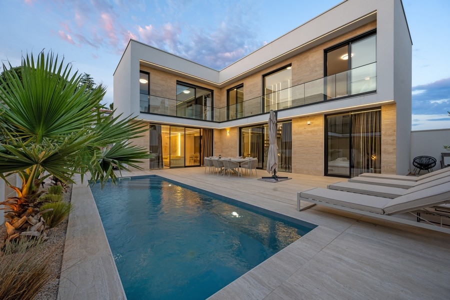 Villa neuve avec piscine et vue mer à Tribunj Croatie