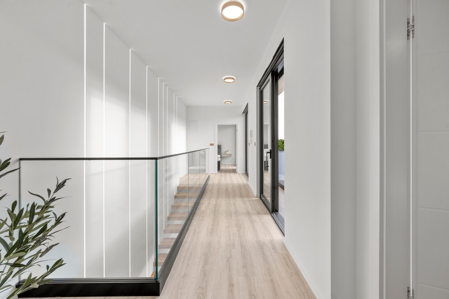 Mezzanine à l'étage avec garde-corps en verre