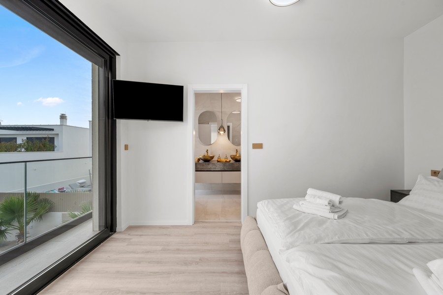Chambre avec télévision et salle de bains privative