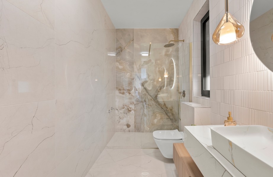 Salle de bains avec douche et carreaux de marbre