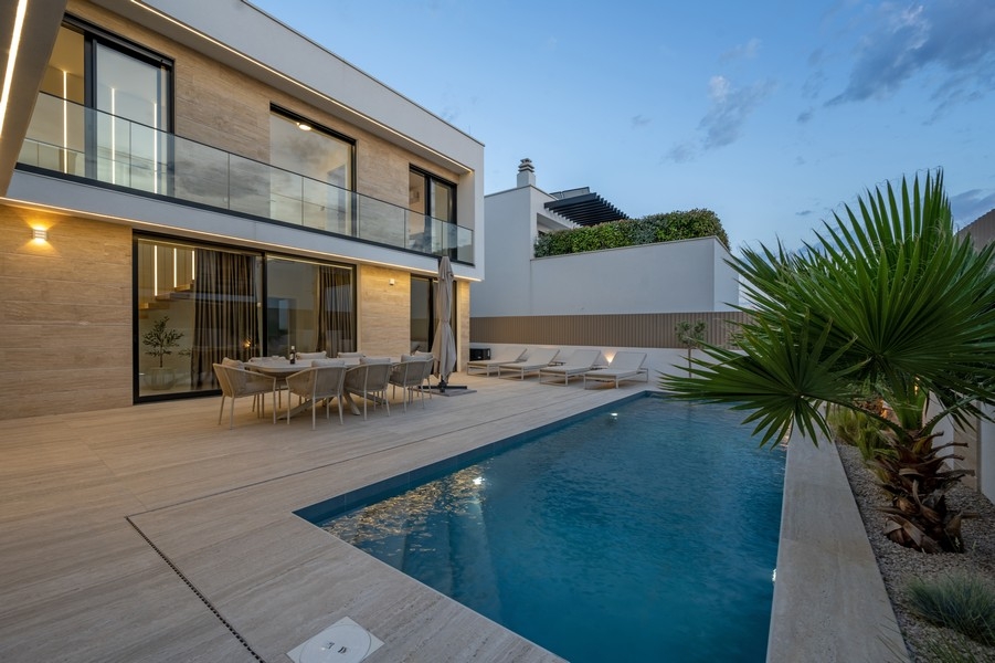 Villa avec piscine et terrasse solarium le soir