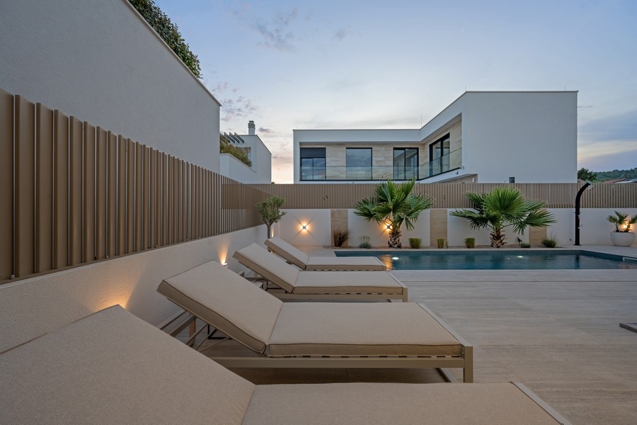 Bains de soleil au bord de la piscine de la villa à Tribunj
