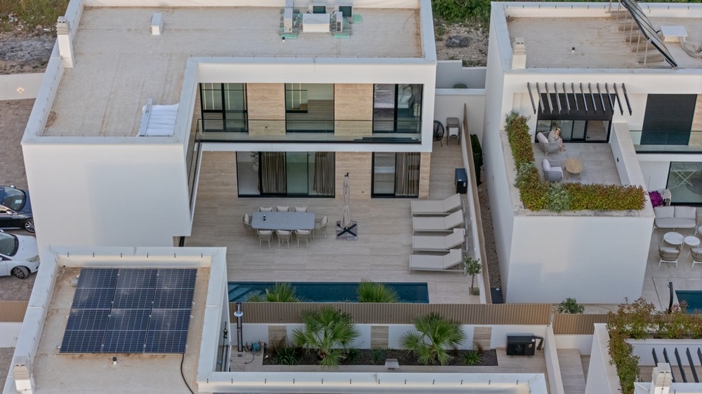 Villa avec piscine et installation solaire en vue aérienne