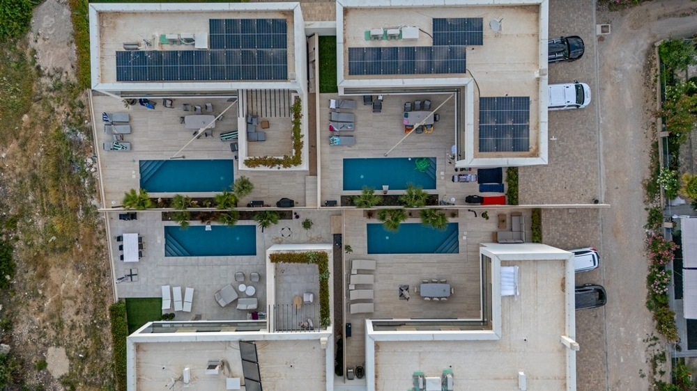 Vue aérienne des villas neuves avec piscines à Tribunj Croatie