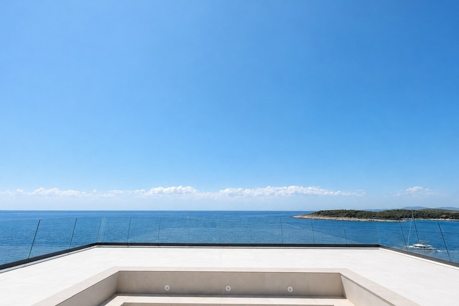 Piscine plate sur le toit-terrasse avec vue mer