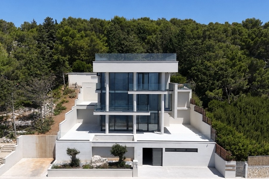 Vue extérieure de la villa neuve avec allée d'accès sur Hvar