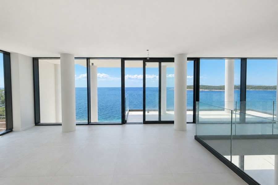 Séjour lumineux avec façade vitrée et vue sur l'Adriatique