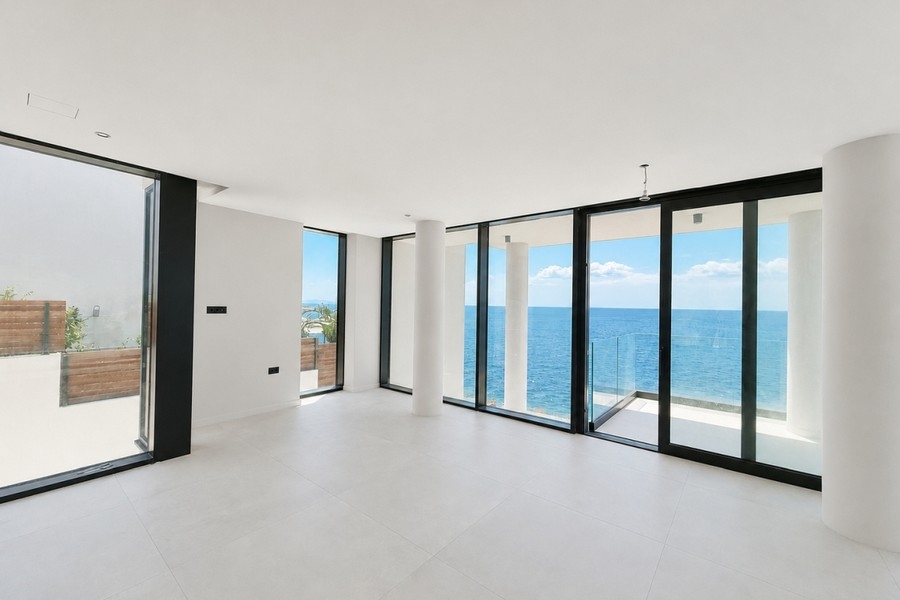 Pièce avec façade vitrée et terrasse avec vue mer