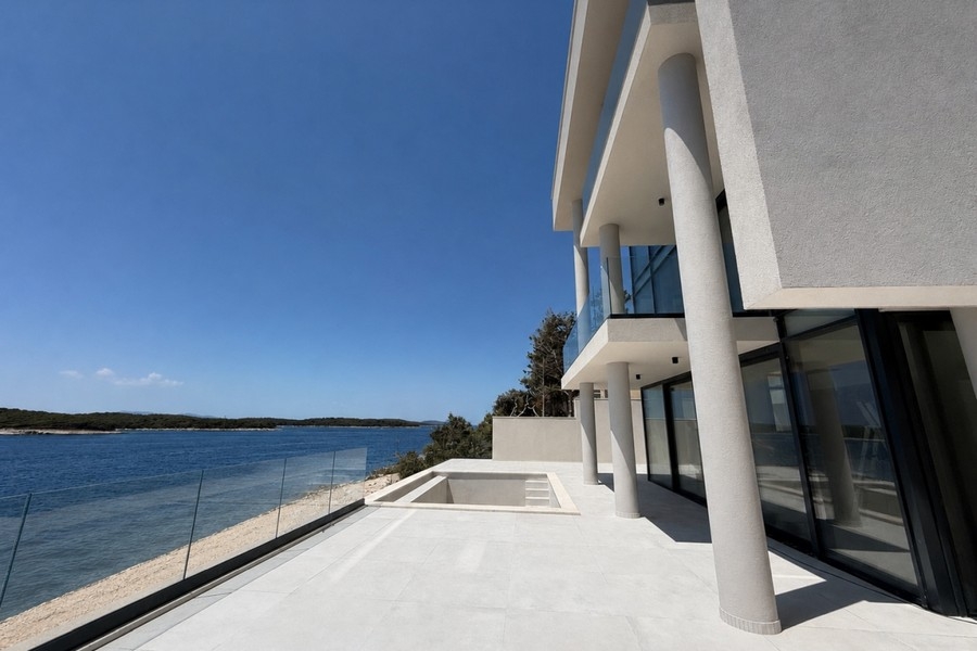 Toit-terrasse avec piscine plate et vue sur la mer