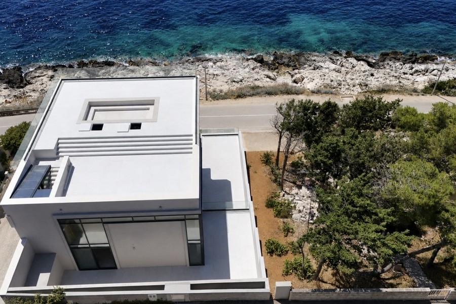 Villa vue d'en haut avec route côtière et mer
