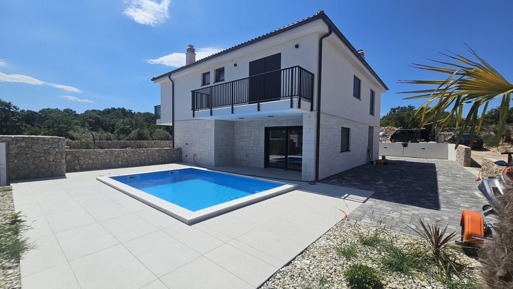 Maison neuve avec piscine et terrasse à Malinska