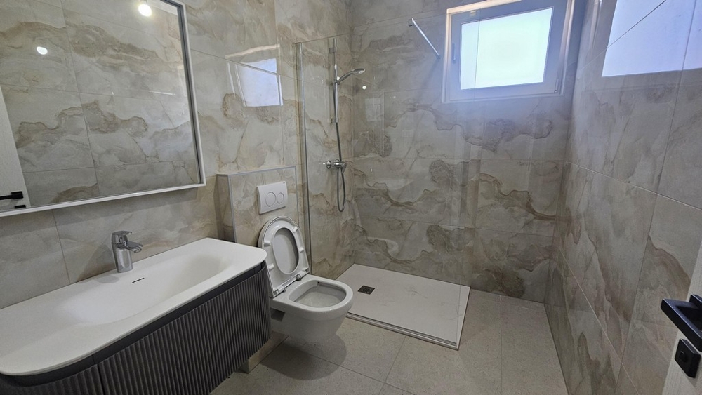 Salle de bains avec douche et baignoire