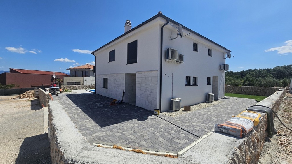 Vue de la maison avec places de stationnement en Croatie