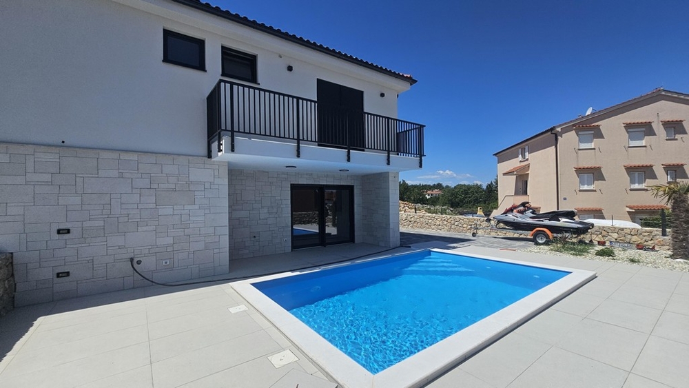 Façade de la maison avec piscine et terrasse solarium