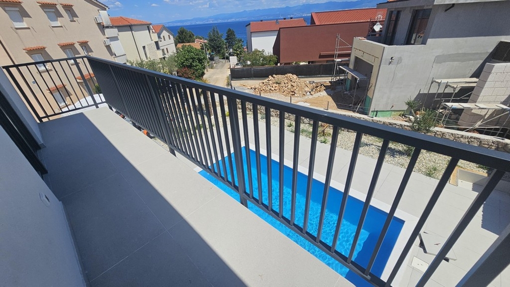 Balcon avec vue sur la piscine