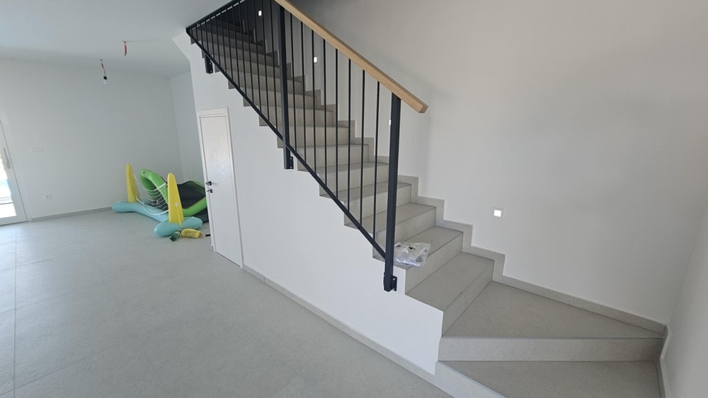 Pièce de vie avec escalier intérieur