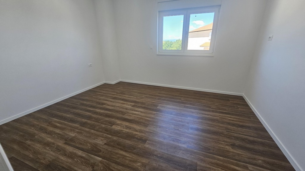 Chambre avec fenêtre et parquet
