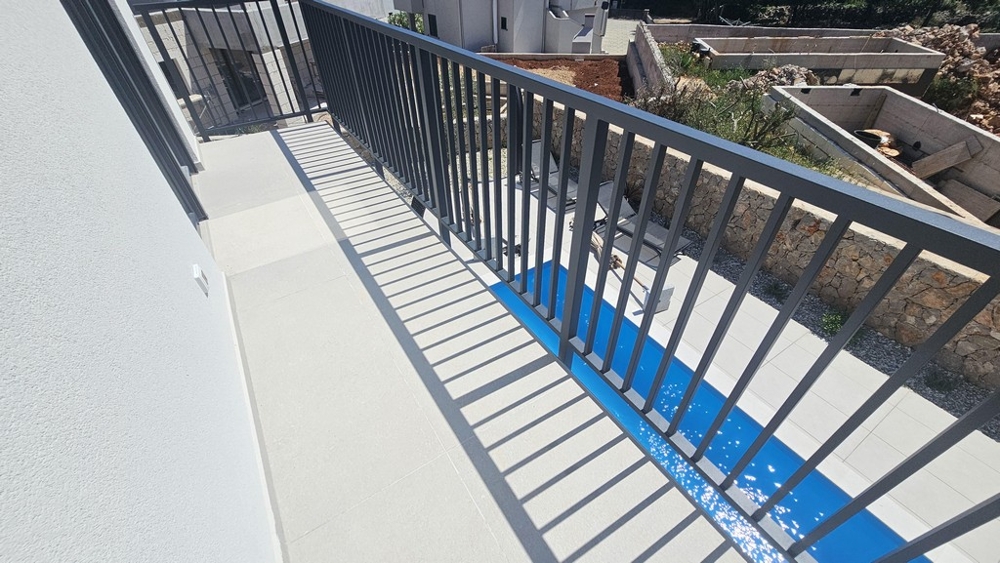 Balcon avec vue sur la piscine en Croatie
