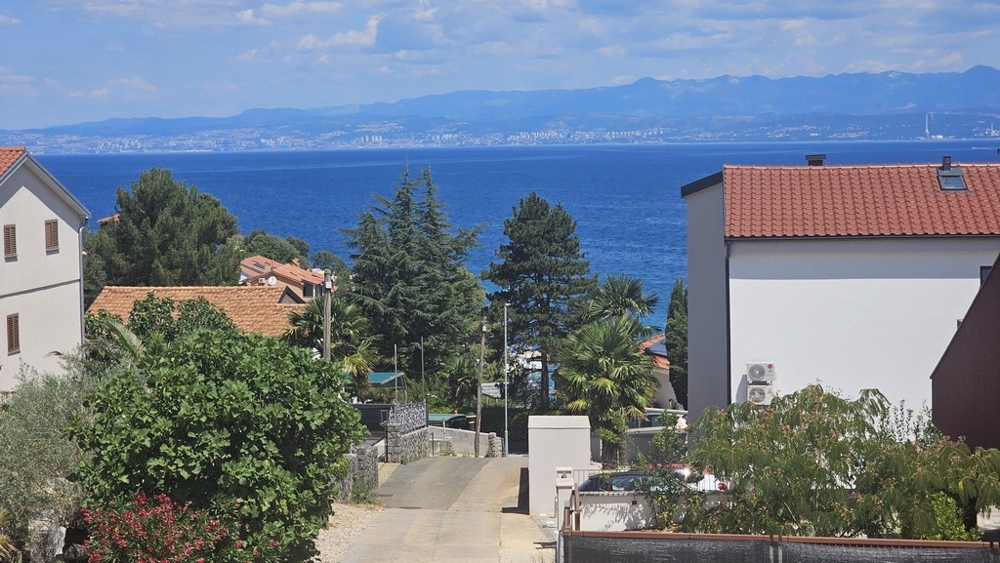 Vue sur la mer depuis le bien en Croatie