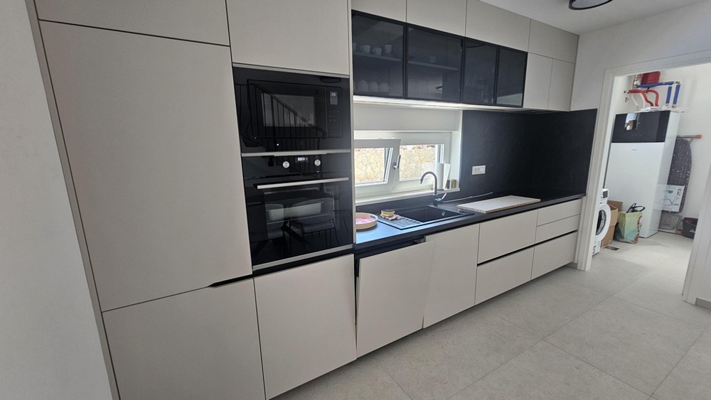 Kitchenette avec appareils encastrés