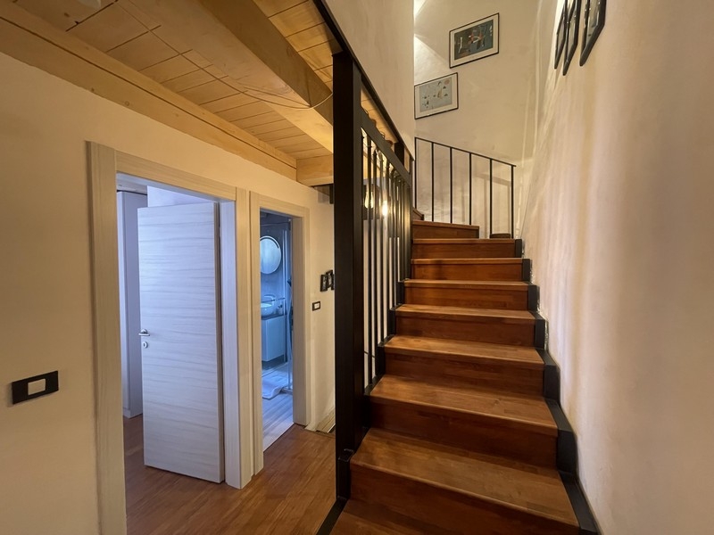 Couloir avec escalier en bois vers l'étage