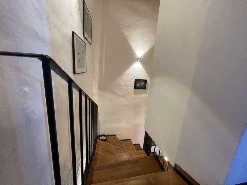 Montée d'escalier vers les combles