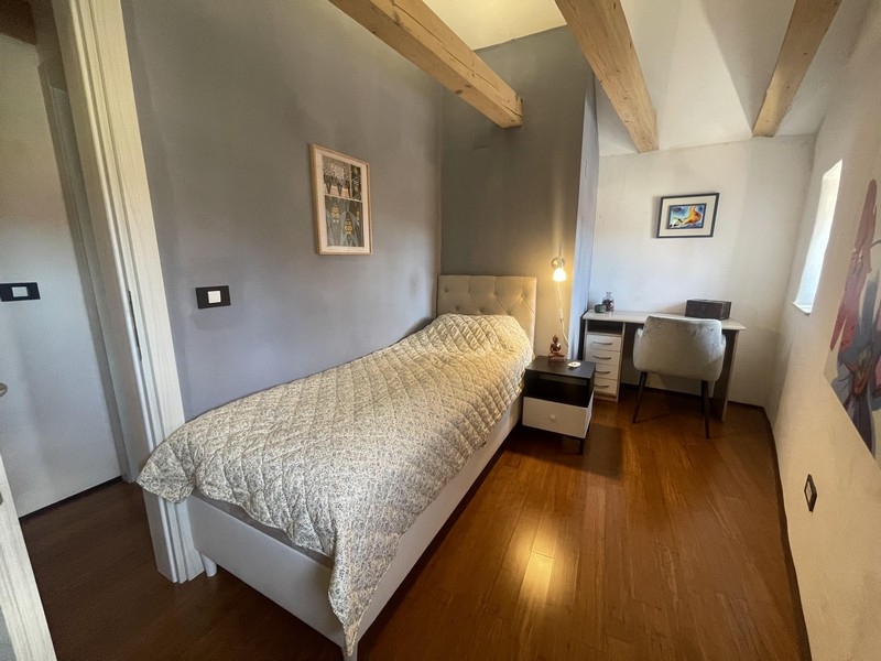 Chambre avec lit simple et bureau