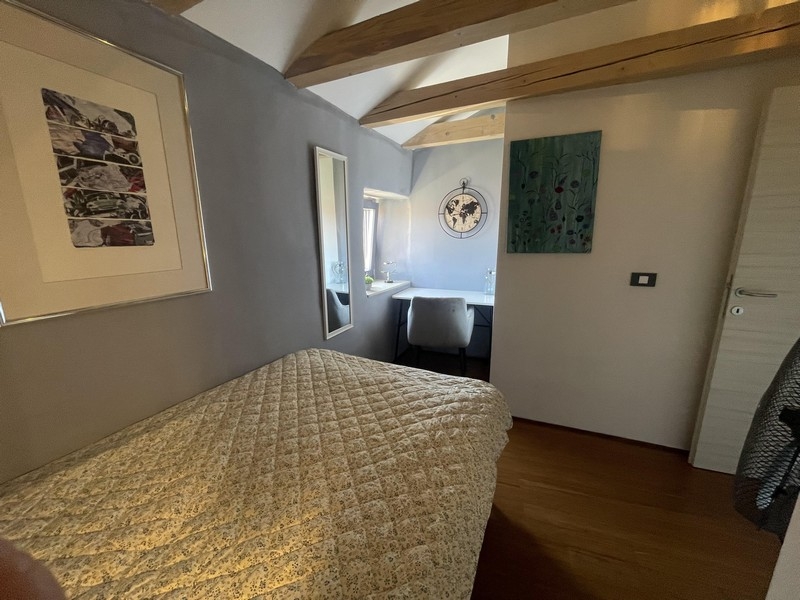 Chambre sous le toit avec poutres en bois