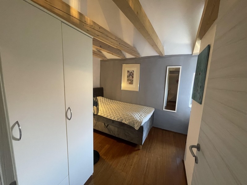 Chambre avec armoire sous les combles