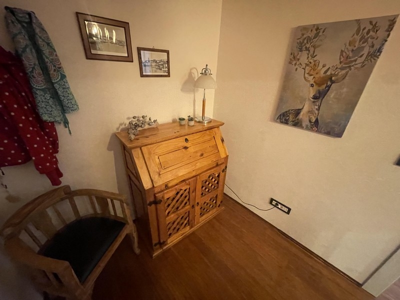 Couloir avec secrétaire en bois