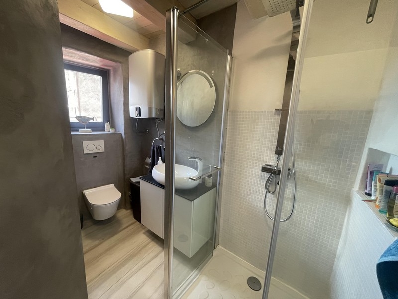 Salle de bains avec douche en verre