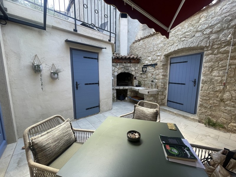 Cour intérieure en pierre naturelle avec coin salon