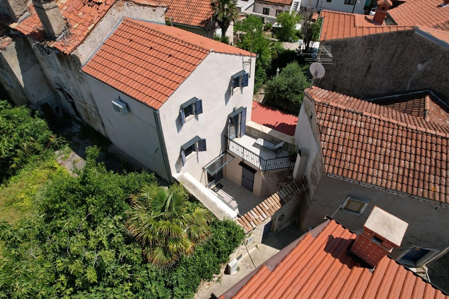 Vue aérienne de la maison en pierre au cœur de la vieille ville de Krk