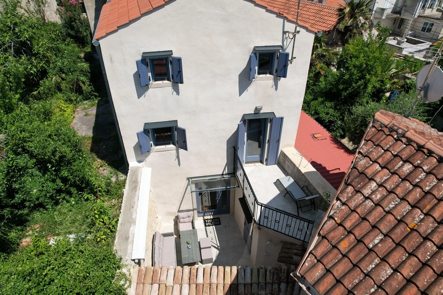 Vue d'en haut sur la terrasse et le balcon de la maison en pierre à Krk